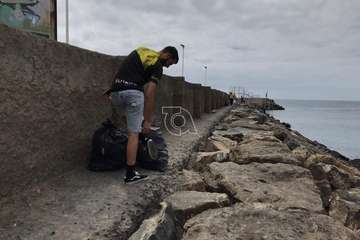 Limpieza de la escollera sur del muelle de Taliarte (Foto Pedro Martel/Wendy Cruz)